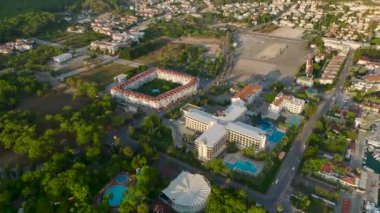 Antalya Kemer 'in üzerindeki huzurlu gündoğumuna bakın. Denizde ve marinada altın plajlar ve yatlar var..
