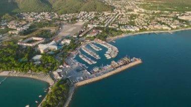 Antalya Kemer kıyı şeridinde şafak sökerken yatların ve altın kumların çarpıcı manzarasına bakın..