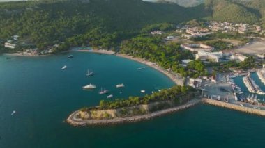 Güneş doğarken Antalya Kemer kıyısındaki altın kumsalları ve sakin yatları izle..