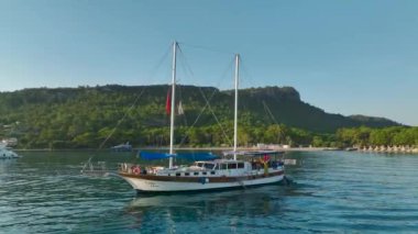 Antalya Kemer 'in yat limanında güneş doğarken altın plajların ve yatların tadını çıkarın..
