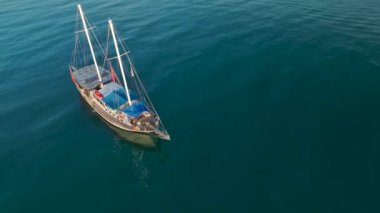 Antalya Kemer 'in kıyıları ve marinası boyunca uzanan altın kumlu plajlar ve yatlar üzerindeki güzel gündoğumunu görün..