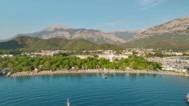Antalya Kemer 'in marinasında güneşin doğuşunun tadını çıkarın. Yat ve gezinti alanı boyunca uzanan altın kumlarla..