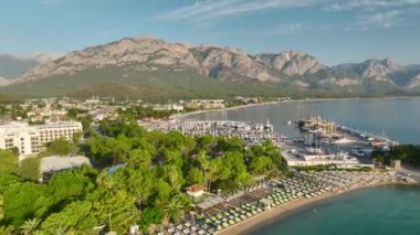 Antalya Kemer kıyı şeridinde şafak sökerken yatların ve altın plajların keyfini çıkarın..