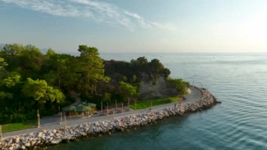 Antalya Kemer 'in marinada dinlenen altın kumsalları ve yatları üzerindeki büyüleyici gündoğumunu izleyin..