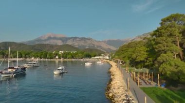 Antalya Kemer 'in güvertesinde huzurlu gündoğumunu izleyin, yatlar ve altın plajlar görünürde.