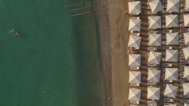 Antalya Kemer 'in temiz plajının ve Akdeniz' in parlak mavi sularının tadını çıkarın..