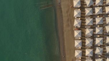 Akdeniz 'in berrak gök mavisi sularıyla dolu Antalya Kemer' in temiz plajına bakın..