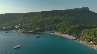 Antalya Kemer 'in temiz kumsalının güzel manzarasının tadını çıkarın. Sakin ve berrak Akdeniz sularıyla..