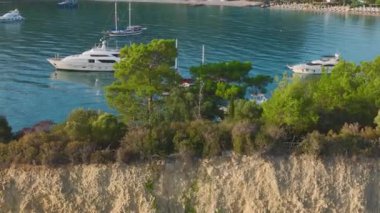 Antalya Kemer 'de temiz ve el değmemiş bir sahilde Akdeniz' in huzurlu sularının tadını çıkar..