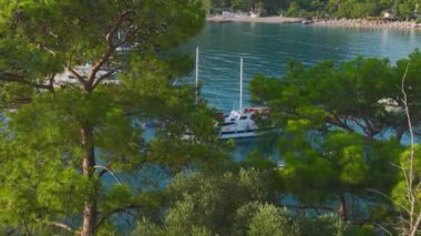Antalya Kemer 'deki temiz sahile bakın. Ufuk çizgisine uzanan göz kamaştırıcı masmavi suları var..