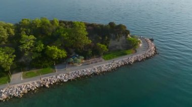 Antalya Kemer 'in pırıl pırıl, masmavi Akdeniz sularıyla dolu güzel, temiz plajına bakın..