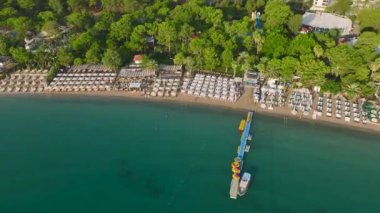Antalya Kemer 'deki güzel, temiz sahile bakın, açık mavi Akdeniz suları var..