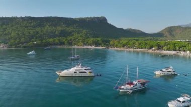 Akdeniz 'in berrak mavi sularıyla Antalya Kemer' in temiz kumsalını izleyin..