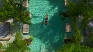 Antalya Kemer 'de Bali tarzı bir plaj kulübünde rahatlayan bir mankenin keyfini çıkarın..