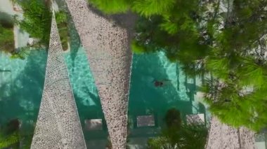 Antalya Kemer 'de Bali tarzı bir plaj kulübünde eğlenen güzel bir mankeni izleyin..