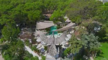 Antalya Kemer 'deki Akdeniz kıyısında Bali' den esinlenilmiş bir plaj kulübünde rahatlayan güzel bir manken izleyin..