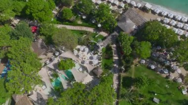 Antalya Kemer 'de Bali' den esinlenilmiş bir plaj kulübünde eğlenen mayo giymiş bir manken görüyorum..