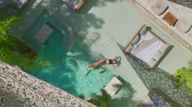 Antalya Kemer 'deki Bali tarzı bir plaj kulübünde uzanan güzel mankeni görün..