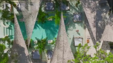 Antalya Kemer 'deki bir sahil kulübünde mayo giymiş güzel mankeni izleyin..