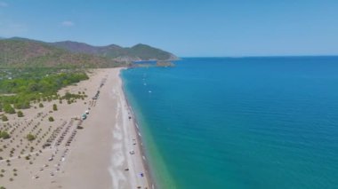 Antalya 'daki Akdeniz boyunca uzanan göz kamaştırıcı, geniş plajı izleyin..