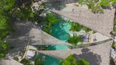 Antalya Kemer 'de Bali tarzı bir plaj kulübünde rahatlatıcı mayo modelini izleyin..