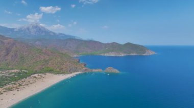 Akdeniz boyunca uzanan geniş ve kumlu sahile bakın, Antalya 'da büyüleyici kıyı manzaraları sunuyor..