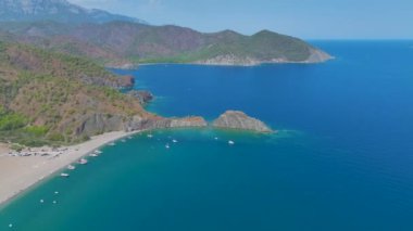 Antalya 'daki geniş ve kumlu sahile bakın. Akdeniz' in huzurlu manzarasını sunuyor..