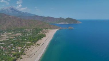 Antalya 'daki göz kamaştırıcı geniş plajı izleyin, altın kumlar ve güzel mavi Akdeniz suları.