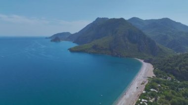 Akdeniz 'in kristal berrak sularıyla Antalya' nın geniş ve kumlu sahilinin tadını çıkar..