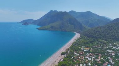 Akdeniz boyunca uzanan geniş kumlu sahile bakın, Antalya 'da nefes kesici manzaralar sunuyor..
