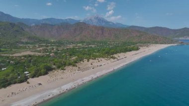 Antalya 'daki geniş sahile bakın, Akdeniz' in çarpıcı açık mavi suları.