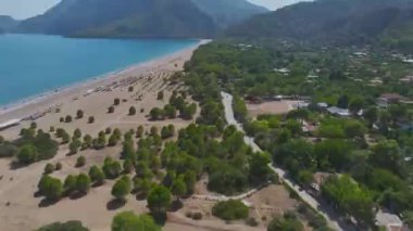 Antalya 'daki geniş, yumuşak kumlu sahile bakın, Akdeniz' in kristal berrak sularıyla.