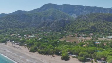 Antalya 'daki Akdeniz kıyısındaki büyük kumlu kumsalın tadını çıkar..