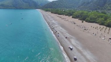 Antalya 'daki geniş kumlu sahile bakın. Akdeniz' in büyüleyici manzarası var..