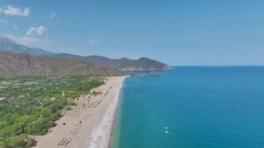 Antalya 'daki geniş sahili izle, Akdeniz' in çarpıcı kıyı manzarasını sunuyor..