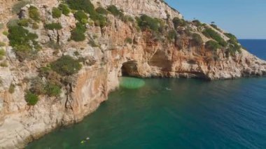 Antalya sahil şeridinin güzel mavi suları ve kumlu sahili manzarasının tadını çıkar..