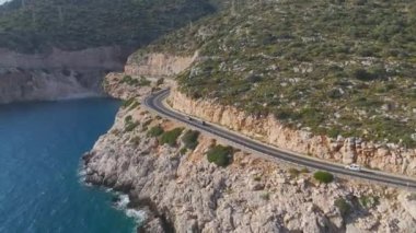 Akdeniz manzaralı üstü açık bir arabada birkaç güzel sürüşün tadını çıkarın..