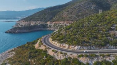 Güzel, masmavi Akdeniz kıyı şeridi boyunca üstü açık araba süren bir çifti izleyin..