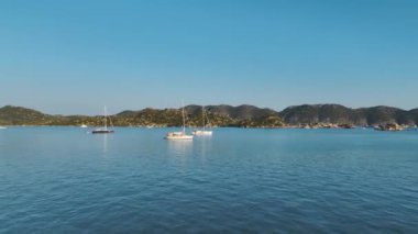 Yat ve yelkenlilerle dolu güzel bir rıhtımı olan küçük bir turistik köyün tadını çıkar..