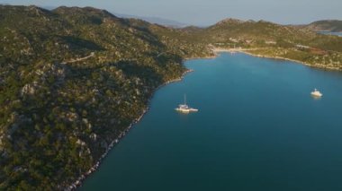 Yat ve yelkenli dolu küçük bir köydeki güzel rıhtıma bakın..