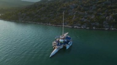 Yatlarla dolu güzel bir rıhtım manzarası olan rahat bir köyün tadını çıkar..