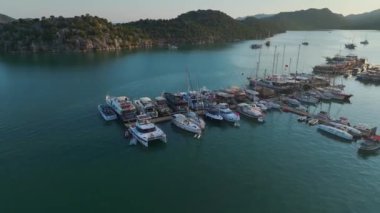 Yat dolu manzaralı, tuhaf bir köy manzarasının tadını çıkar..