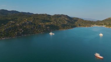 Yat ve yelkenli dolu küçük bir köyün büyüleyici rıhtımına bakın..