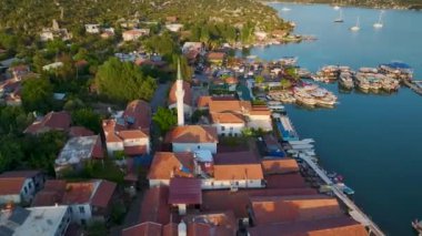 Yat ve yelkenlilerle dolu güzel bir rıhtımı olan huzurlu köyün tadını çıkar..