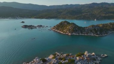 Yat ve yelkenlilerle dolu güzel bir rıhtımı olan samimi köyü izle..