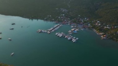 Yat ve yelkenli dolu küçük bir köyde manzaranın tadını çıkar..