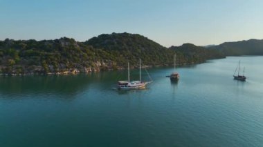 Yat ve yelkenlilerle dolu küçük bir köyün sıcacık rıhtımının tadını çıkar..