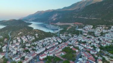 Antalya 'daki Ka kasabasının sakin güzelliğine bakın, manzarası şafak vakti parlıyor..