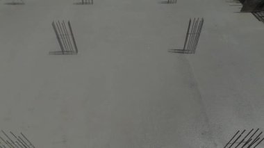 İnşaat yapısına beton döken ve bükülen metalleri gözlemleyin.