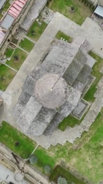 Fevkalade 4K berraklığında Tiflis 'in kuş bakışı görüntüsünün tadını çıkarın..